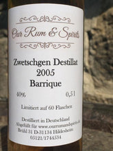 Laden Sie das Bild in den Galerie-Viewer, OR&S Zwetschgen 2005 Barrrique, 40% 0,5l